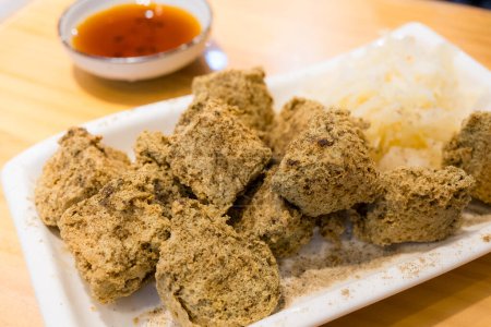 Téléchargez les photos : Fry tofu puant sur le plat - en image libre de droit