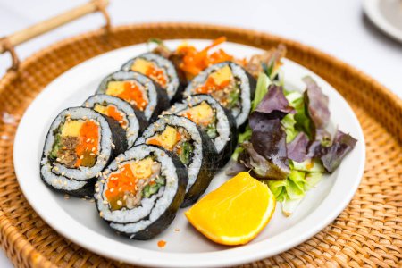 Téléchargez les photos : Traditionnel coréen sushi rouleau de riz kimbap - en image libre de droit
