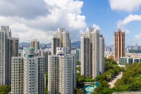 Téléchargez les photos : Hong Kong - 20 juin 2023 : Ville de Hong Kong avec bâtiment résidentiel - en image libre de droit