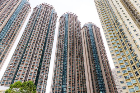Téléchargez les photos : Vue du bas de l'immeuble à Hong Kong - en image libre de droit