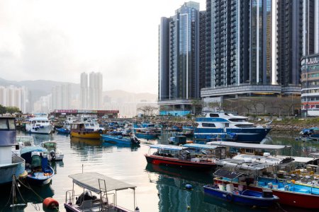 Foto de Hong Kong - 30 de marzo de 2024: Distrito residencial costero de Hong Kong - Imagen libre de derechos