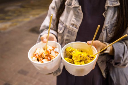 Hong Kong comida callejera local rollo de arroz al vapor con salsa y siumai