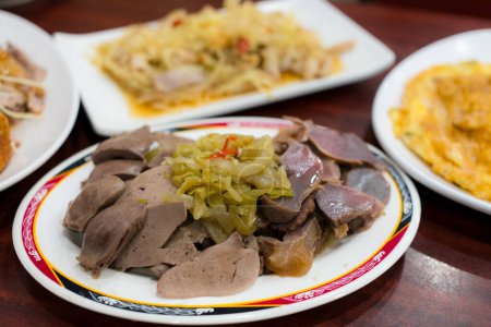 Téléchargez les photos : Cuisine asiatique avec viscères d'oie dans le restaurant chinois - en image libre de droit