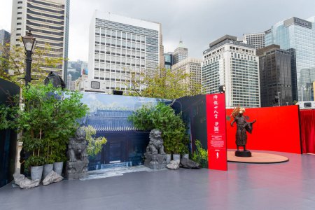 Téléchargez les photos : Hong Kong - 05 avril 2024 : Exposition commémorative du centenaire de Jin Yong, sculptée par Ren Zhe dans la ville de Hong Kong - en image libre de droit