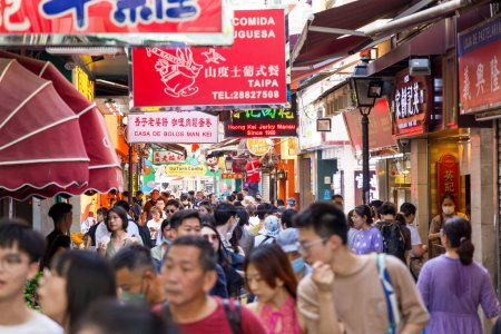Foto de Macao - 29 de junio de 2023: Multitud de personas en la calle Souvenir en Taipa - Imagen libre de derechos