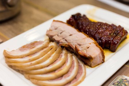 Téléchargez les photos : Poitrine de porc barbecue et porc rôti dans le restaurant de cuisine cantonaise - en image libre de droit