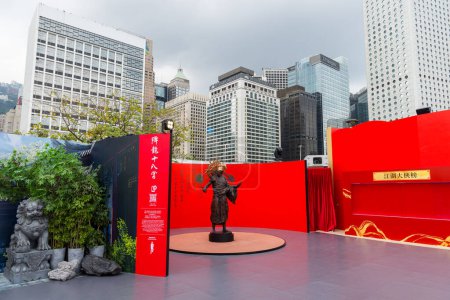 Foto de Hong Kong - 05 de abril de 2024: Exposición conmemorativa del centenario de Jin Yong, esculpida por Ren Zhe en la ciudad de Hong Kong - Imagen libre de derechos