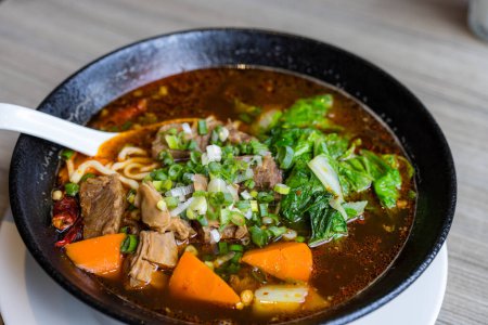 Téléchargez les photos : Soupe chinoise de nouilles de bœuf de cuisine taïwanaise - en image libre de droit