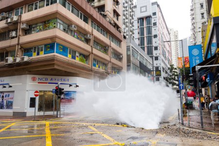 Téléchargez les photos : Hong Kong - 24 avril 2024 : Éclatement des conduites d'eau sur l "île de Hong Kong - en image libre de droit
