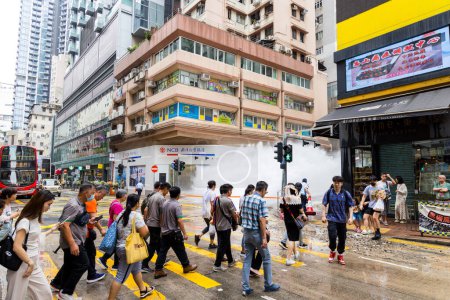 Téléchargez les photos : Hong Kong - 24 avril 2024 : Éclatement des conduites d'eau sur l "île de Hong Kong - en image libre de droit