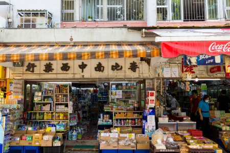 Foto de Hong Kong - 27 de junio de 2023: Tienda de comestibles de estilo antiguo de Hong Kong - Imagen libre de derechos