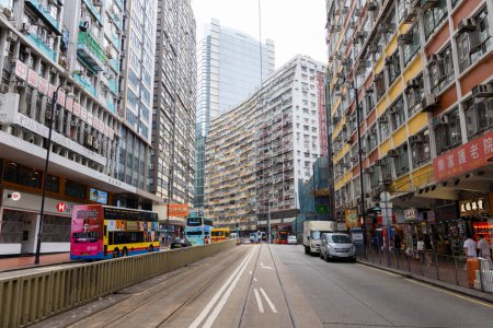 Téléchargez les photos : Hong Kong - 08 Avril 2024 : Tramway dans le district de Hong Kong North Point - en image libre de droit
