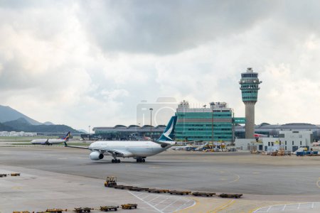 Foto de Hong Kong - 29 de abril de 2024: delantal de estacionamiento del aeropuerto en el aeropuerto internacional de Hong Kong - Imagen libre de derechos
