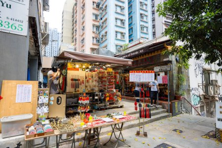 Téléchargez les photos : Hong Kong - 01 Avril 2024 : Boutique vente d'antiquités à Hong Kong lascar road - en image libre de droit