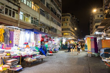 Foto de Hong Kong - 05 de abril de 2024: Mercado callejero en la calle Fayuen en el distrito de Mongjalá en la ciudad de Hong Kong - Imagen libre de derechos
