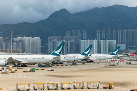 Téléchargez les photos : Hong Kong - 29 Avril 2024 : Parking à l'aéroport international de Hong Kong - en image libre de droit