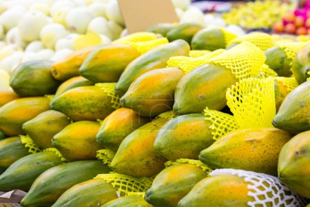 Téléchargez les photos : Magasin de fruits vendre la papaye sur le marché - en image libre de droit