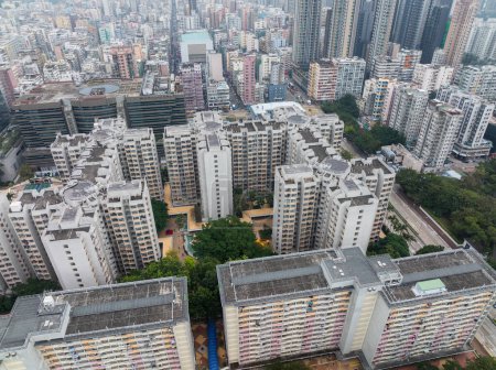 Téléchargez les photos : Hong Kong - 28 décembre 2021 : Vue du haut vers le bas du bloc de construction compact dans la ville de Hong Kong - en image libre de droit