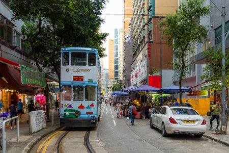 Téléchargez les photos : Hong Kong - 26 Juin 2024 : Tramway dans le district de Hong Kong North Point avec marché humide - en image libre de droit