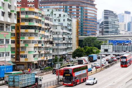 Foto de Hong Kong - 23 de junio de 2023: Vida y tráfico en la ciudad de Hong Kong en el distrito de Hung Hom - Imagen libre de derechos