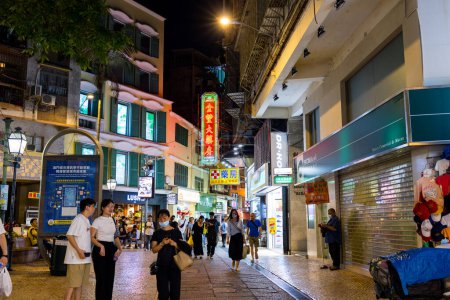 Téléchargez les photos : Macao - 28 juin 2023 : Rue du Souvenir dans la ville de Macao la nuit - en image libre de droit