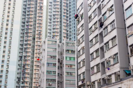 Foto de Hong Kong - 02 de abril de 2024: Fachada inmobiliaria de Hong Kong - Imagen libre de derechos