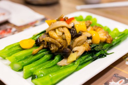 Téléchargez les photos : Plat de légumes aux champignons dans le restaurant - en image libre de droit