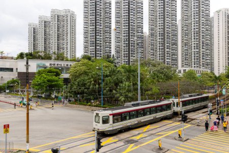 Foto de Hong Kong - 03 de abril de 2024: Distrito residencial de Hong Kong en Tin Shui Wai con tren ligero - Imagen libre de derechos