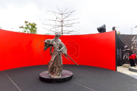 Téléchargez les photos : Hong Kong - 05 avril 2024 : Exposition commémorative du centenaire de Jin Yong, sculptée par Ren Zhe dans la ville de Hong Kong - en image libre de droit