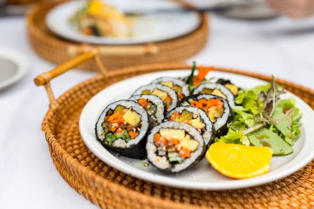 Téléchargez les photos : Traditionnel coréen sushi rouleau de riz kimbap - en image libre de droit