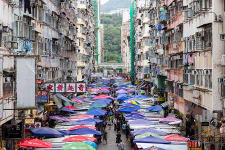 Téléchargez les photos : Hong Kong - 25 avril 2024 : Rue Fa Yuen dans le district de Mong Kok - en image libre de droit