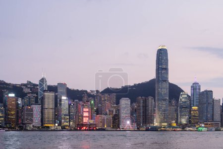 Téléchargez les photos : Hong Kong - 25 Avril 2024 : Hong Kong city night - en image libre de droit