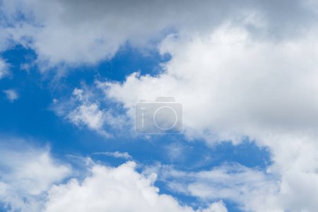 Foto de Cielo azul con nube blanca - Imagen libre de derechos