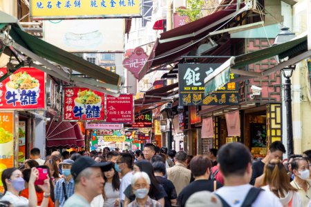 Téléchargez les photos : Macao - 29 juin 2023 : Plein de monde dans la rue Souvenir à Taipa - en image libre de droit