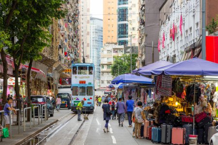 Téléchargez les photos : Hong Kong - 26 Juin 2024 : Tramway dans le district de Hong Kong North Point avec marché humide - en image libre de droit