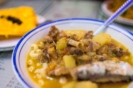 Téléchargez les photos : Soupe de tomates aux macaronis avec poisson et viande au restaurant local de Macao - en image libre de droit