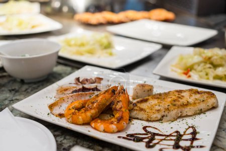 Téléchargez les photos : Teppanyaki au restaurant Taiwan, crevettes grillées et calmar - en image libre de droit
