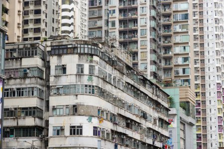Foto de Hong Kong - 06 de abril de 2024: Antigua fachada del edificio en la ciudad de Hong Kong - Imagen libre de derechos