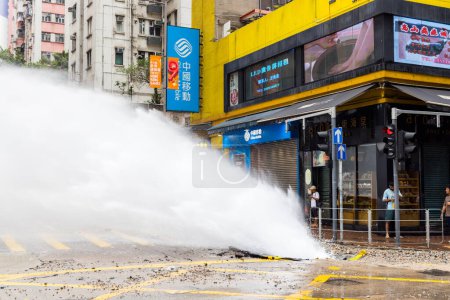 Foto de Hong Kong - 24 de abril de 2024: Explosión de tuberías de agua en la isla de Hong Kong - Imagen libre de derechos