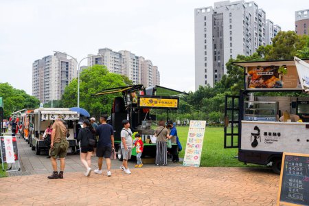 Téléchargez les photos : Taiwan - 05 mai 2024 : Carnaval du marché de rue avec camion alimentaire - en image libre de droit