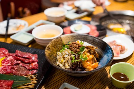 Téléchargez les photos : Kimchi coréen avec germe de haricot dans le bol de riz - en image libre de droit