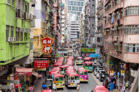 Téléchargez les photos : Hong Kong - 23 juin 2024 : Mini arrêt de bus dans le quartier de Mong Kok - en image libre de droit