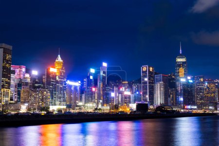Foto de Hong Kong - 26 de junio de 2023: Ciudad de Hong Kong por la noche - Imagen libre de derechos