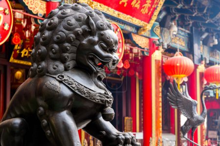 Estatua de león en el templo de Wong Tai Sin en la ciudad de Hong Kong