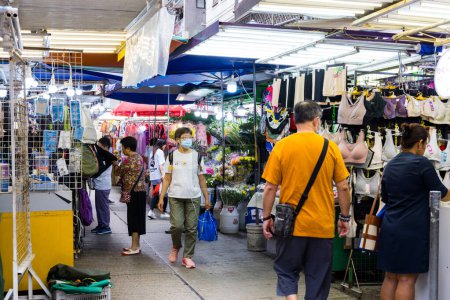 Foto de Hong Kong 27 de abril de 2024: Mercado callejero de Hong Kong en el distrito de Wan Chai - Imagen libre de derechos