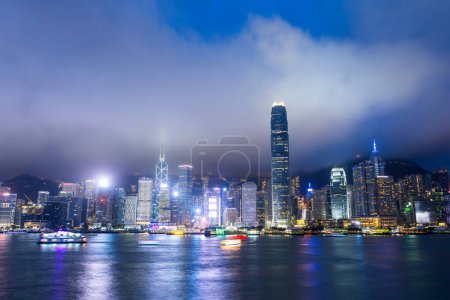 Foto de Hong Kong - 27 de abril de 2024: Ciudad de Hong Kong por la noche - Imagen libre de derechos