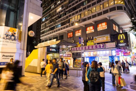 Foto de Hong Kong - 06 de abril de 2024: Hong Kong Tsim Sha Tsui district at night - Imagen libre de derechos
