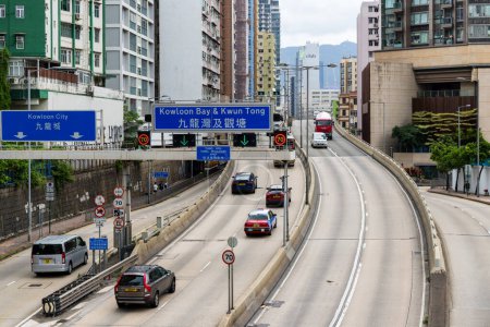 Foto de Hong Kong - 23 de junio de 2023: Vida y tráfico en la ciudad de Hong Kong en el distrito de Hung Hom - Imagen libre de derechos