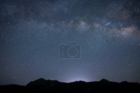 Foto de Hermoso cielo nocturno estrellado en Qingjing Farm de Taiwán - Imagen libre de derechos