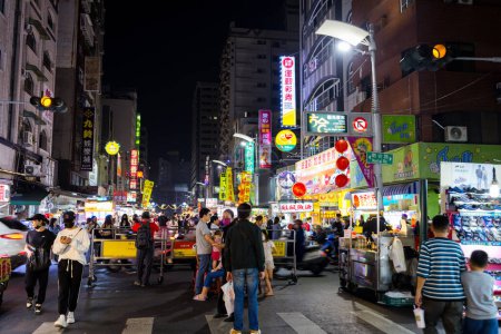 Foto de Kaohsiung - 31 de enero de 2024: Liuhe Tourist Night Market en la ciudad de Kaohsiung, Taiwán - Imagen libre de derechos